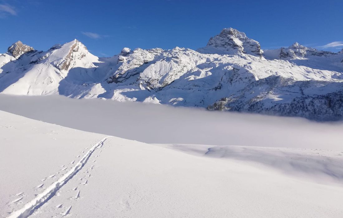 Ski de randonnée nordique devant la pointe percée